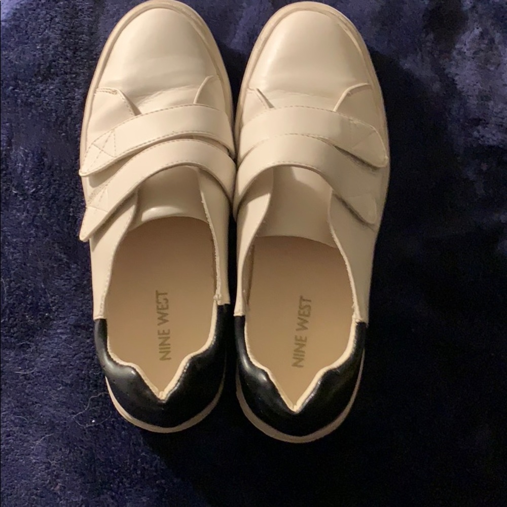 I am theses really comfortable nine W shoes.